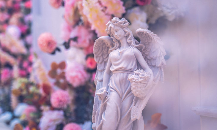 Angel statue with roses