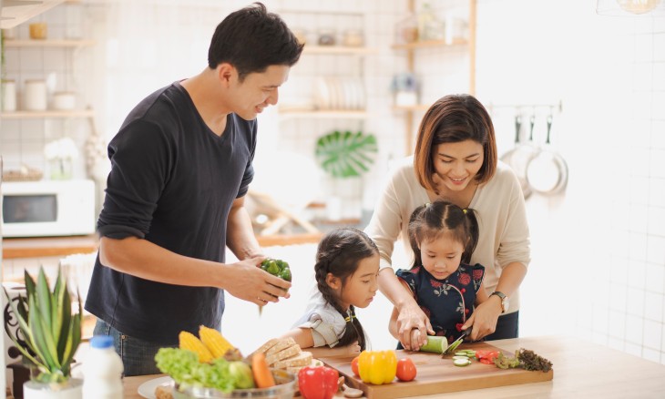 A family makes a healthy meal together.