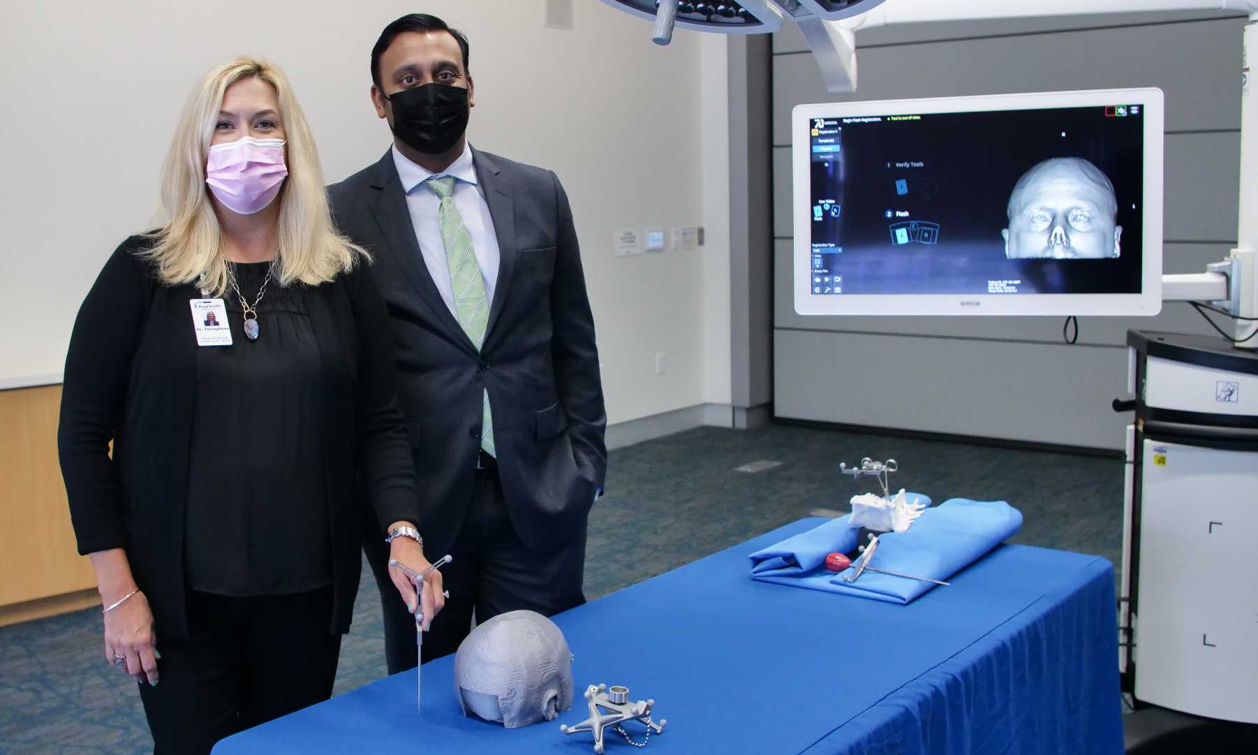 Neurosurgeons Dawn Tartaglione, DO, and Amit Goyal,MD, show the 7D Surgical System